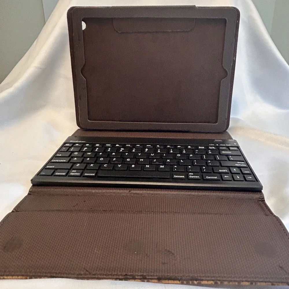 BROOKSTONE animal print IPAD/tablet CASE /W BLUETOOTH KEYBOARD, new out of box